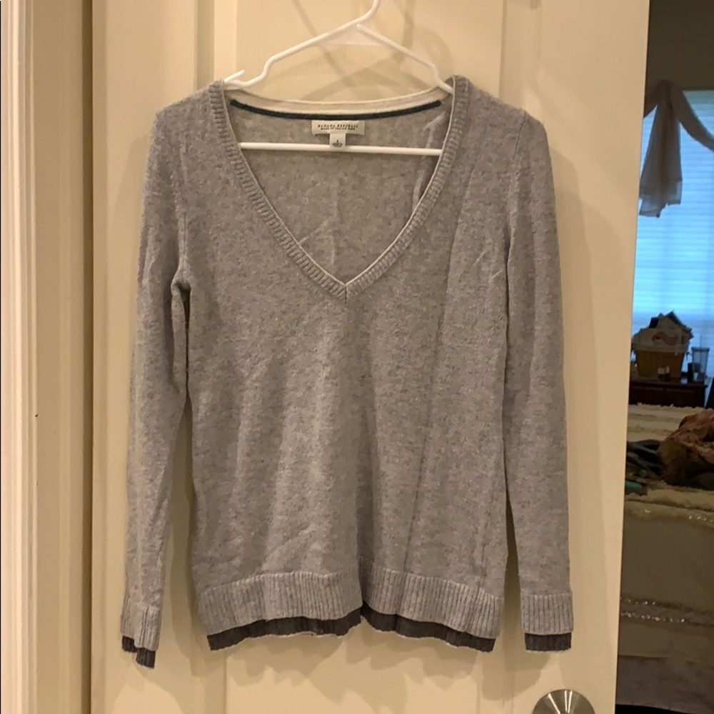 Banana Republic two tone V neck sweater